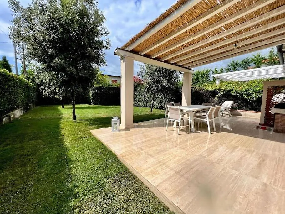 Villa Carli In Centro A Forte Dei Marmi 0*,  Italy